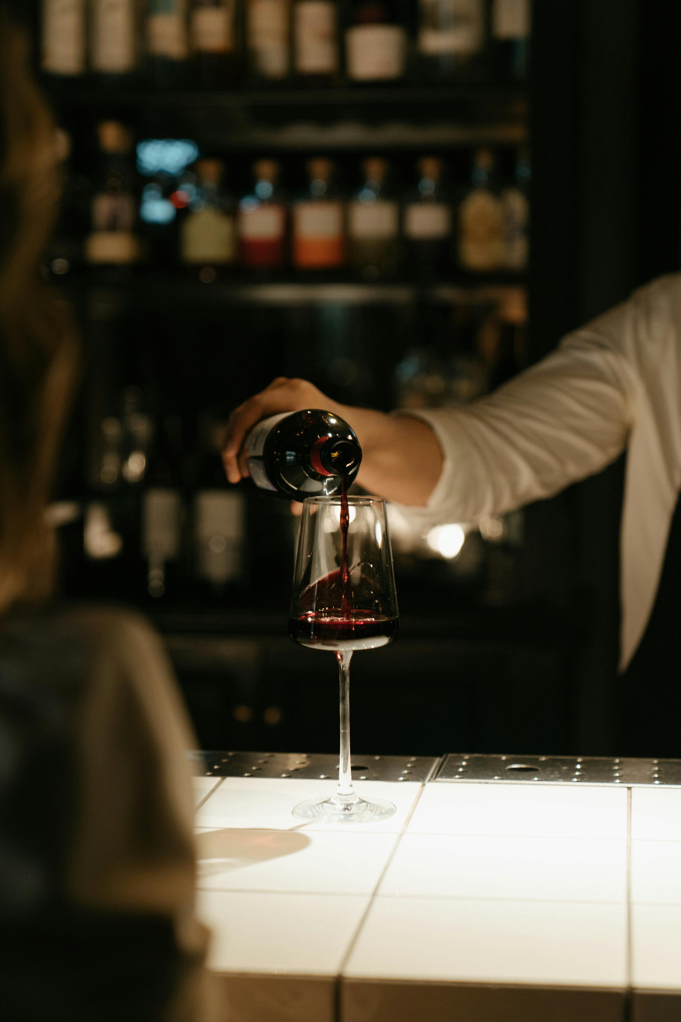 servir vinho num restaurante